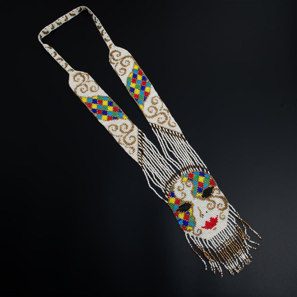 Naszyjnik z koralików seed z abstrakcyjną twarzą kobiety: Wielobarwna biżuteria hippisowska