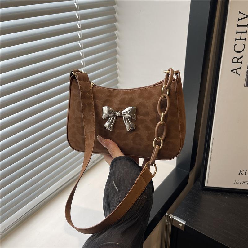 

Textured foreign style bow design fashionable Korean version trendy shoulder armpit bag this year s new simple messenger crescent bag коричневый