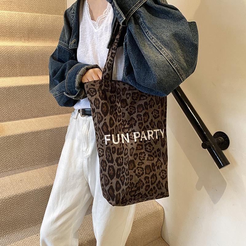 Retro leopard print shoulder bag, commuter bag, tote bag, fashion bucket bag, women's casual autumn and winter large-capacity bag.