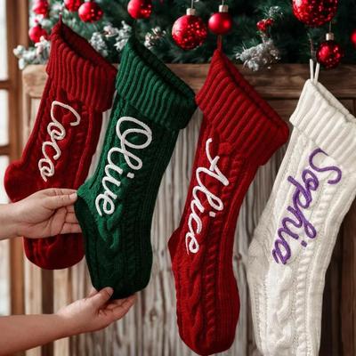 Personalisierte, individuell bestickte gestrickte Weihnachtsgeschenktasche, dekorative Socken, Weihnachtsstrumpf-Anhänger, farblich passend und gedrehte Geschenktasche