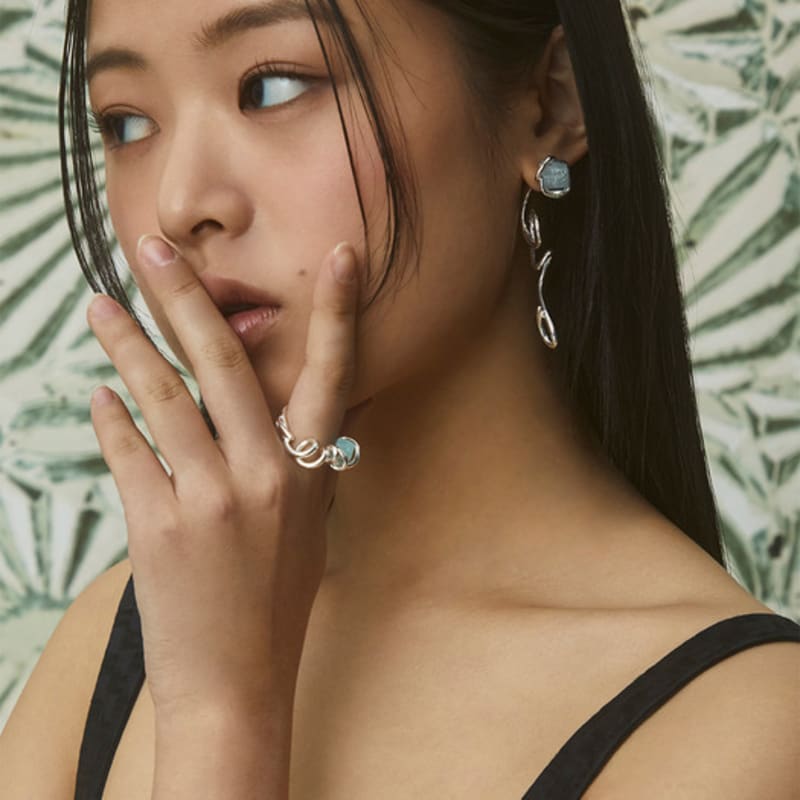 NEUF PIECE CLIMBING PLANT BLUE OPAL RING