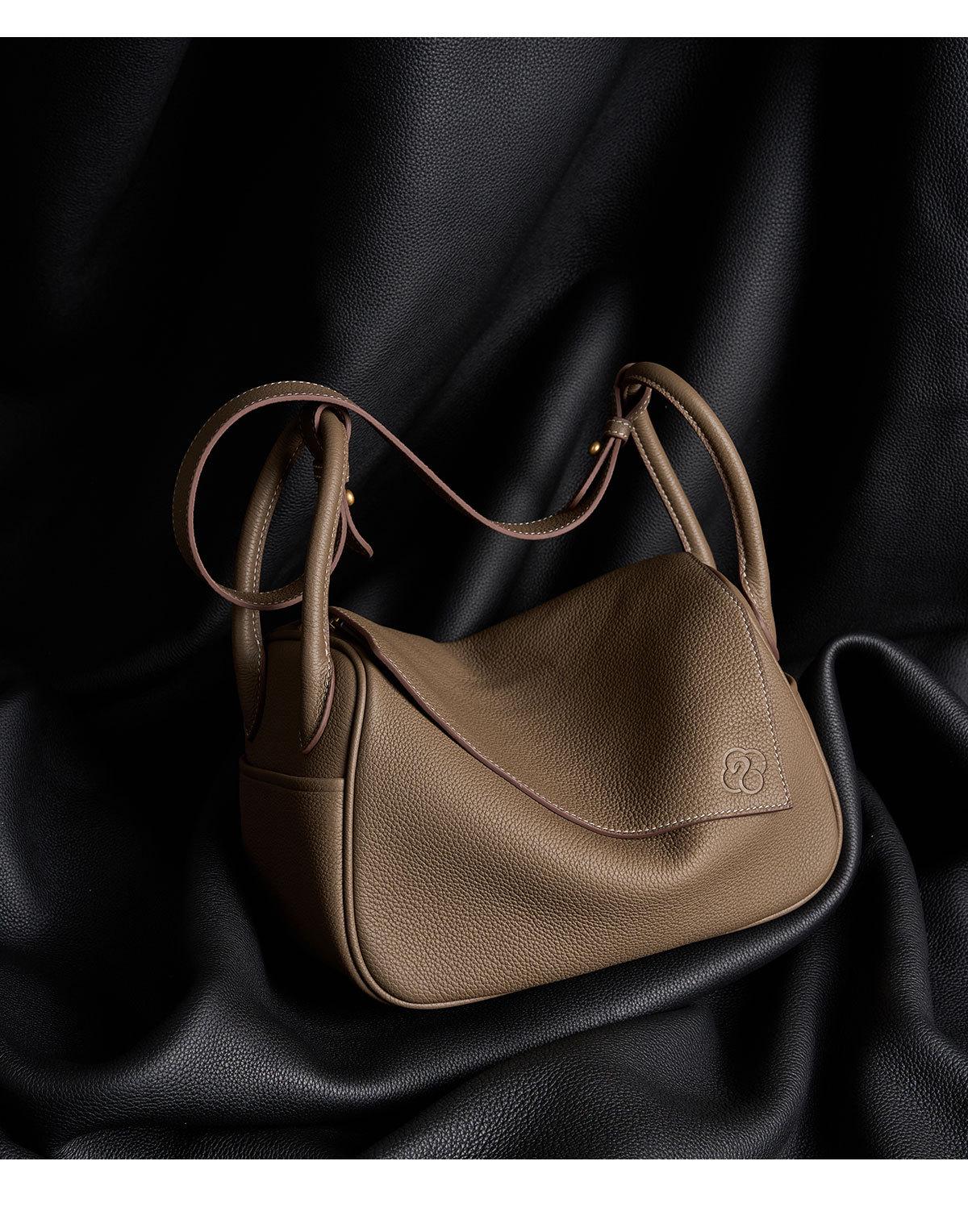 

Вдохновленная Ван Чужань сумка через плечо/кроссбоди из воловьей кожи в форме юаньбао