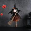 Neues Muster. Halloween Ornament Dekoration Geisterfest Die Hexe hält einen Besen Garnrock. Hängende Komponenten Spielzeug. Bar Horror Aufhänger Streich