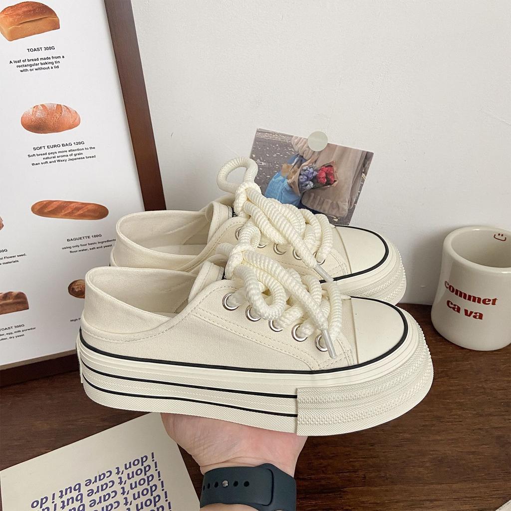 Nischendesignsinn zwei Tragearten Plateau-Canvas-Schuhe Milchwirbel Sommer vielseitige kleine weiße Schuhe Damen Pedal Lazy Board Schuhe