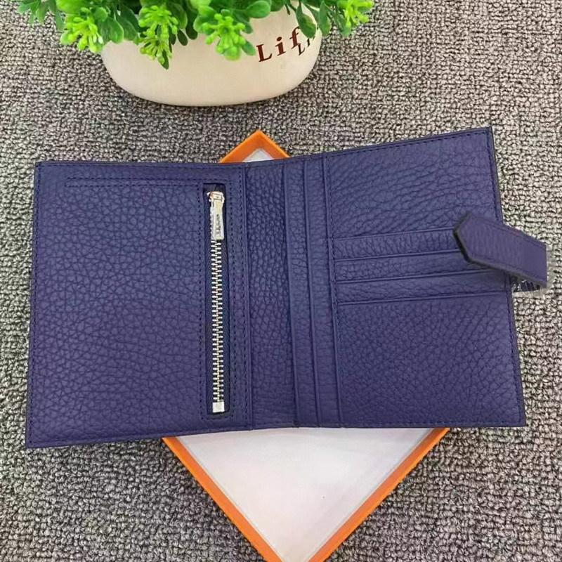 Nuovo Portafoglio Corto in Morbida Pelle di Vacchetta per Donna con Fibbia a Due Pieghe e un Piccolo Cinturino