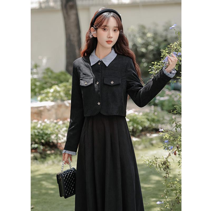 

Комплект черного пальто и платья в стиле Хепберн с контрастным воротником - Изысканный, подчеркивающий фигуру костюм высокого класса для зрелых женщин. Extra Large