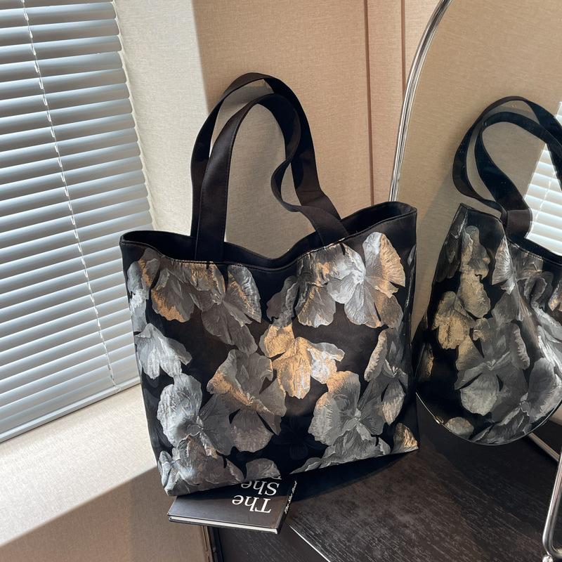 

Korean version of fashion commuter underarm bag women s 2025 new flower tote bag large-capacity cloth bag shoulder bag срібний