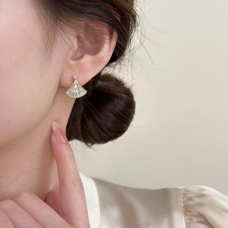 Chic Luxury Zirconia Fan-Shaped Stud Earrings – Versatile, High-End Commuting Ear Jewelry