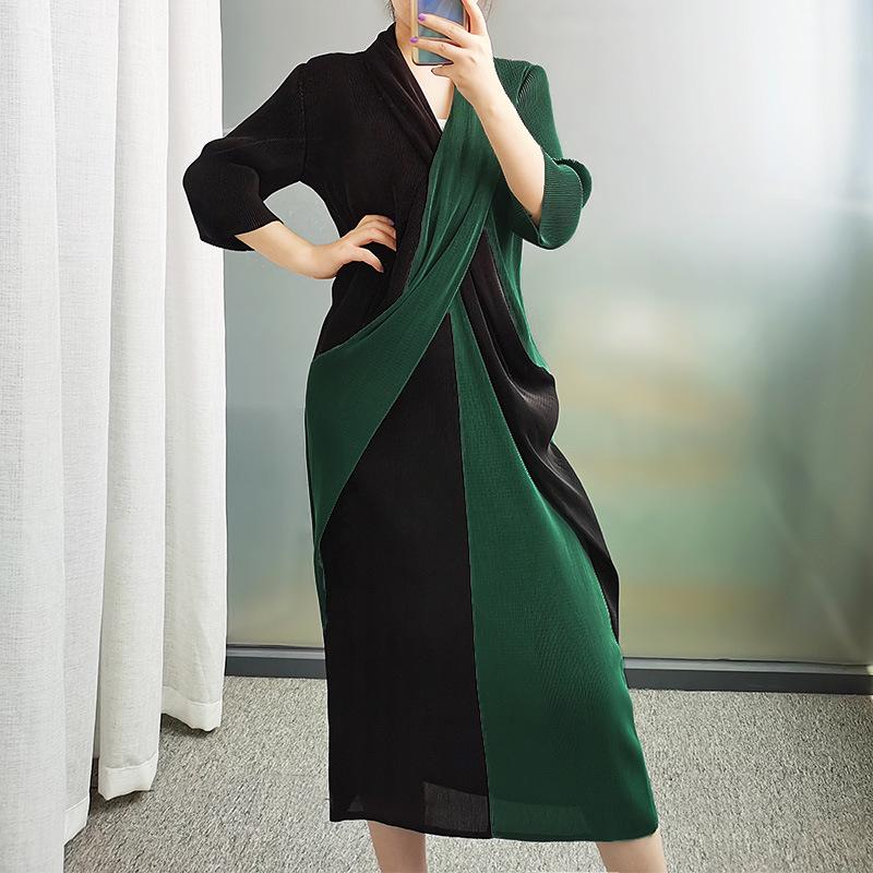 

Платье-футляр средней длины с плиссировкой и перекрестным вырезом Lingying Miyake в стиле колор-блок, коллекция Весна 2025 г. One Size зелёный