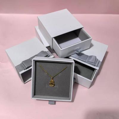 Weiße Schmuckaufbewahrungs-Geschenkbox für Ringe, Halsketten, Armreifen und Armbänder