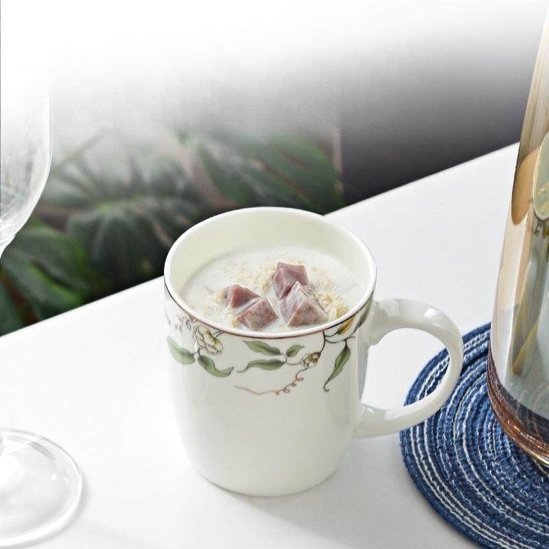 Caneca de Porcelana Fina, Caneca de Café de Porcelana Branca com Alça, Xícara de Café com Padrão Floral e Detalhe Dourado, Segura para Micro-ondas, 1 peça