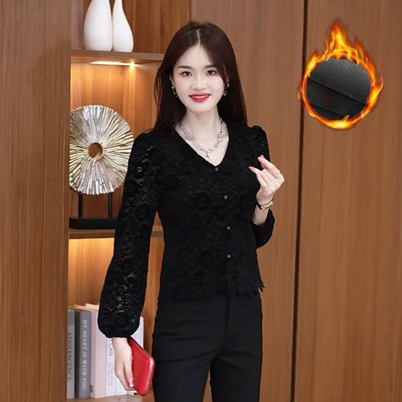 Cette blouse en dentelle à manches longues pour l'automne et l'hiver, avec ajout de polaire et épaississement, est un sous-vêtement amincissant et ajusté pour les femmes petites.