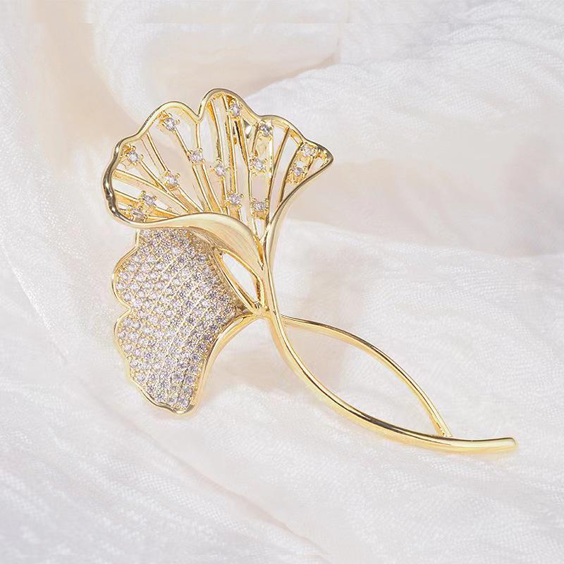 Exquisite Retro European & American Style Brooch: Unique Vintage Fashion Pin for Women - Elegant Oil Drop Design.