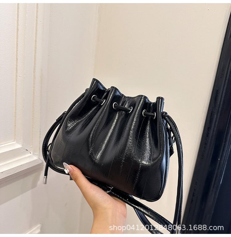 

Нишевый дизайн сумка-ведро на шнурке женская 2025 новая модная сумка для поездок на работу летняя популярная сумка через плечо чёрный