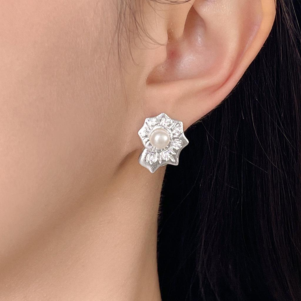 Matte sandgestrahlte Muschelperlen- & Zirkonia-Ohrstecker - Nischen-Literaturstil für Damen