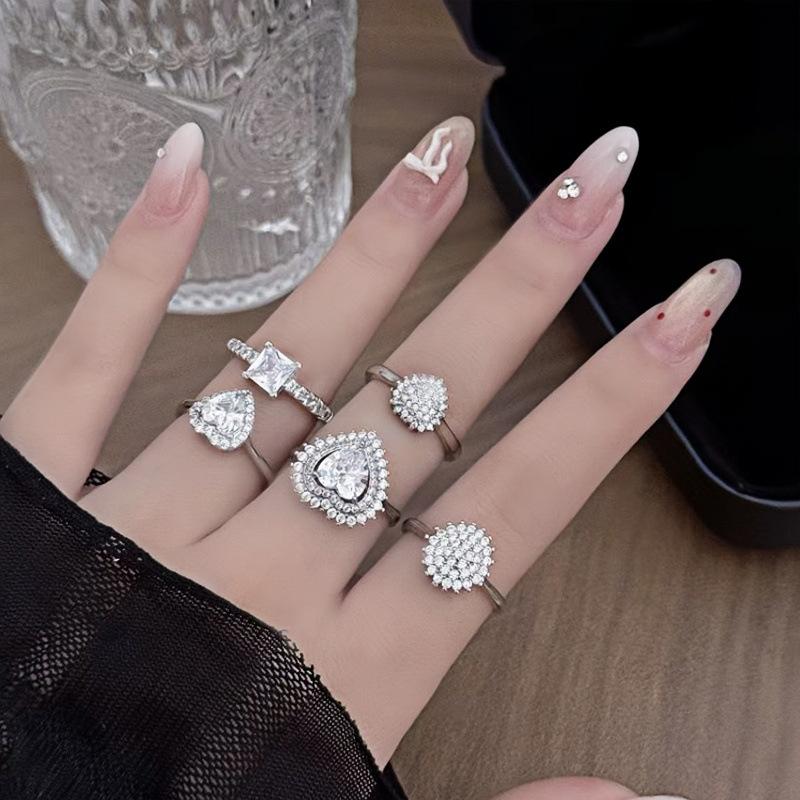 Liebe, Mode und Luxus, voller Sterne, eingelegt mit Zirkonringen, Nischen-High-End-Sinn, exquisiter und schöner Zeigefingerring, Damen