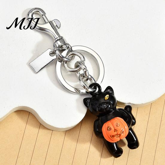 Car Key Ring Halloween Cat Holding Pumpkin Keychain, Metal Alloy Keychain Holder, Backpack Handbag Hanging Decorative Accessory