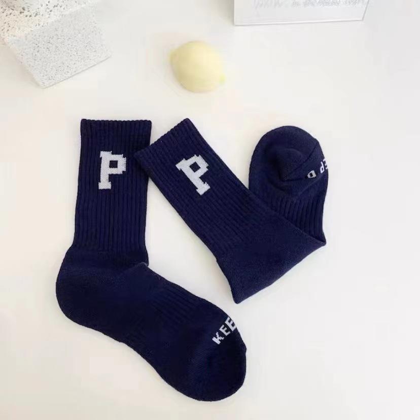 Geschenkbox Socken zum Jahr des Pferdes, Festliche große rote Neujahrssocken, Vier Paar süße Wollsocken als Geschenke