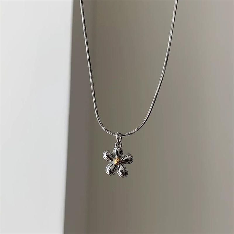 Korean Fashion Sweet Cool Flower Star Butterfly Pendant Necklaces for Women Vintage Elegant Snake Chains Necklace Y2K Jewelry