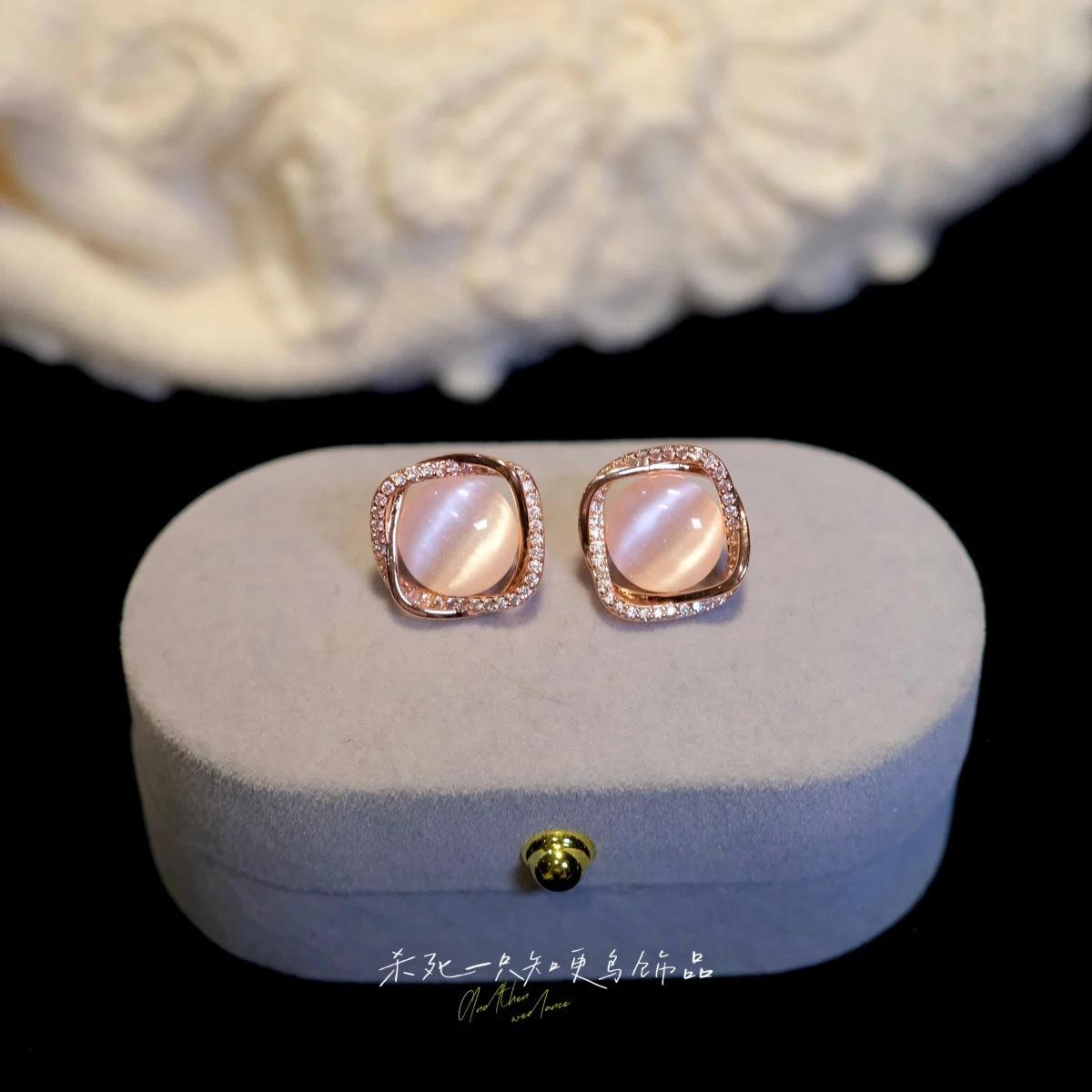 Ruoshui French Cat S Eye Zircon Earrings, Mosquito Coil Disc Earclips, No Earrings, Gentle Temperament, And Versatile Earrings.
