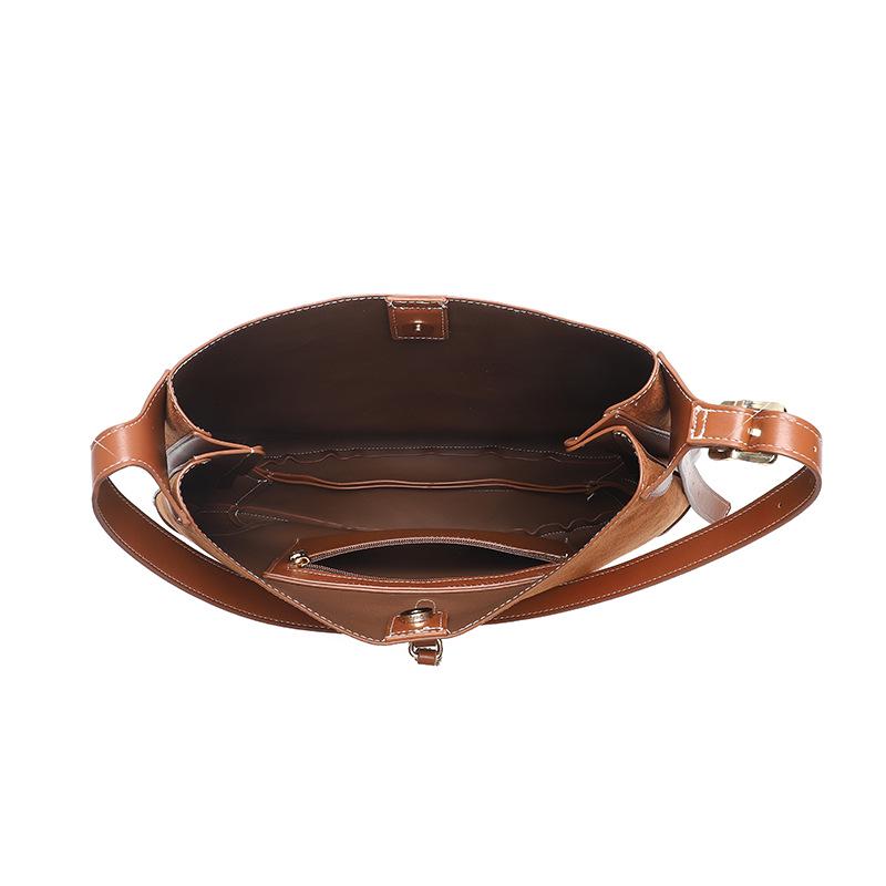 Borsa a Mezzaluna in Pelle Scamosciata Retrò: Borsa a tracolla monospalla di grande capacità