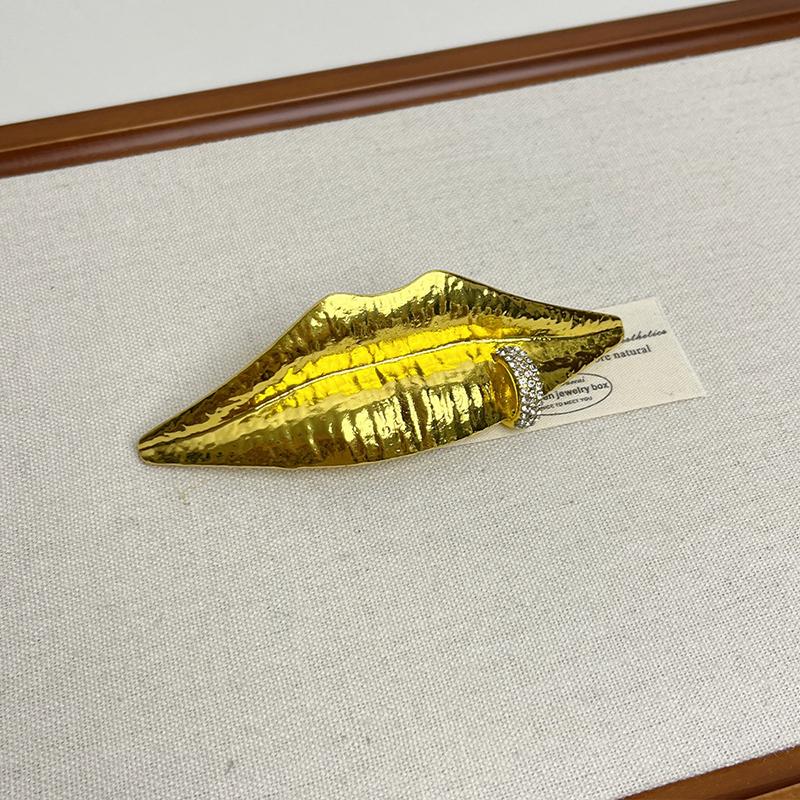 Fashion Jewelry Lip Shaped Brooch For Women Party Gifts Exaggerative Accessories