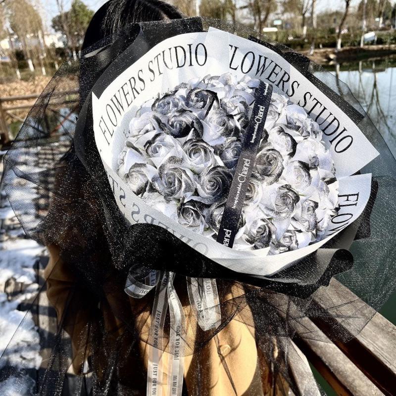 Buket lodoworóżana róża konserwowana kwiat mydlany - prezent walentynkowy dla partnera