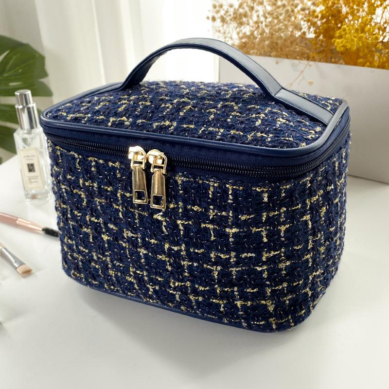 

Women s Bag Knitted Style Makeup Bag Portable Travel Cosmetics Bag Toiletry Bag Fashionable Large Capacity Handheld Storage Bag темно-синього кольору