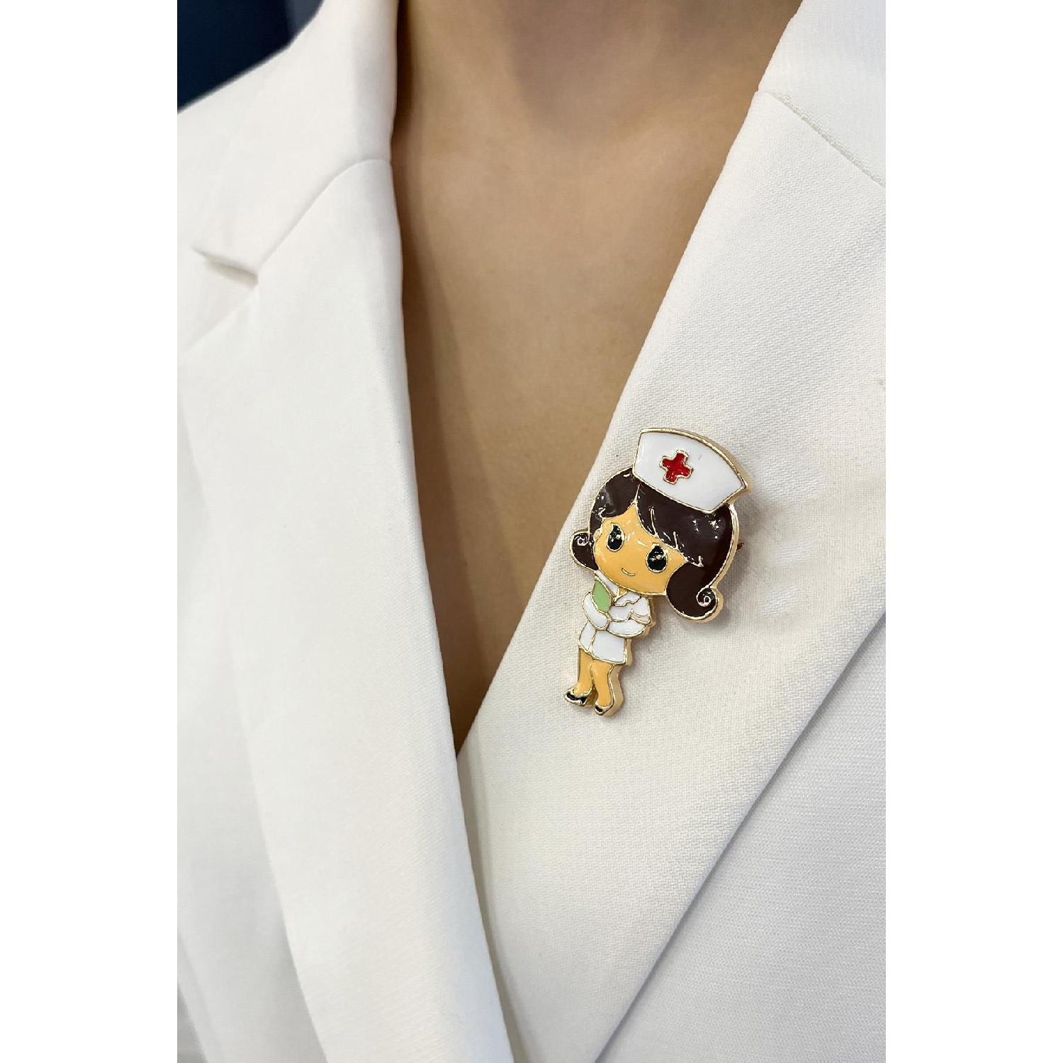 

Брошь Медсестра с каштановыми волосами (5 см) белый