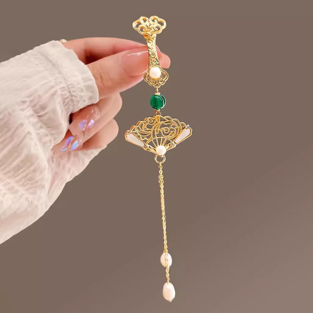 Chinese Lotus Mother-of-Pearl Qipao Pendant Brooch: Elegant Hanfu Tea Dress Accessory