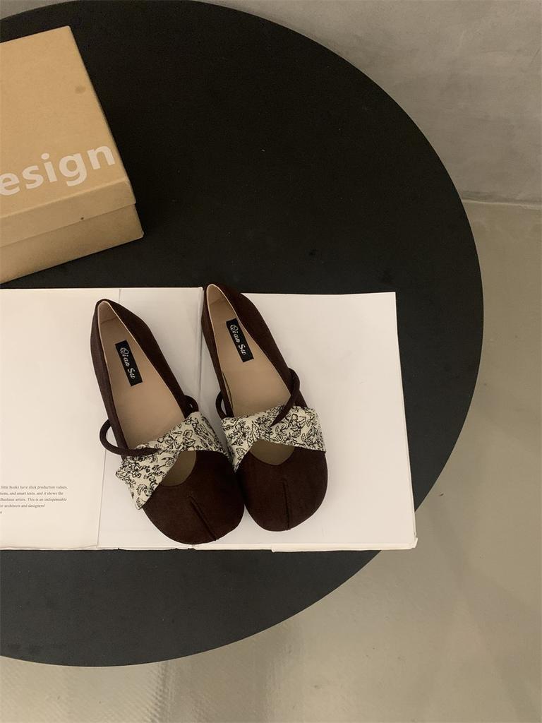 Flat-bottomed Retro Mary Jane Shoes Women's Shoes Spring and Autumn Suede Light Mouth One-word Belt with Skirt Single Shoes
