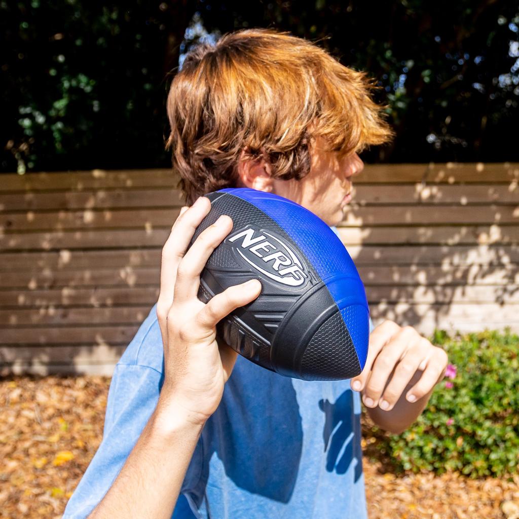NERF Pro Grip Football - Klassischer Schaumstoffball - Leicht zu fangen und zu werfen - Ideal für drinnen und draußen - Blau