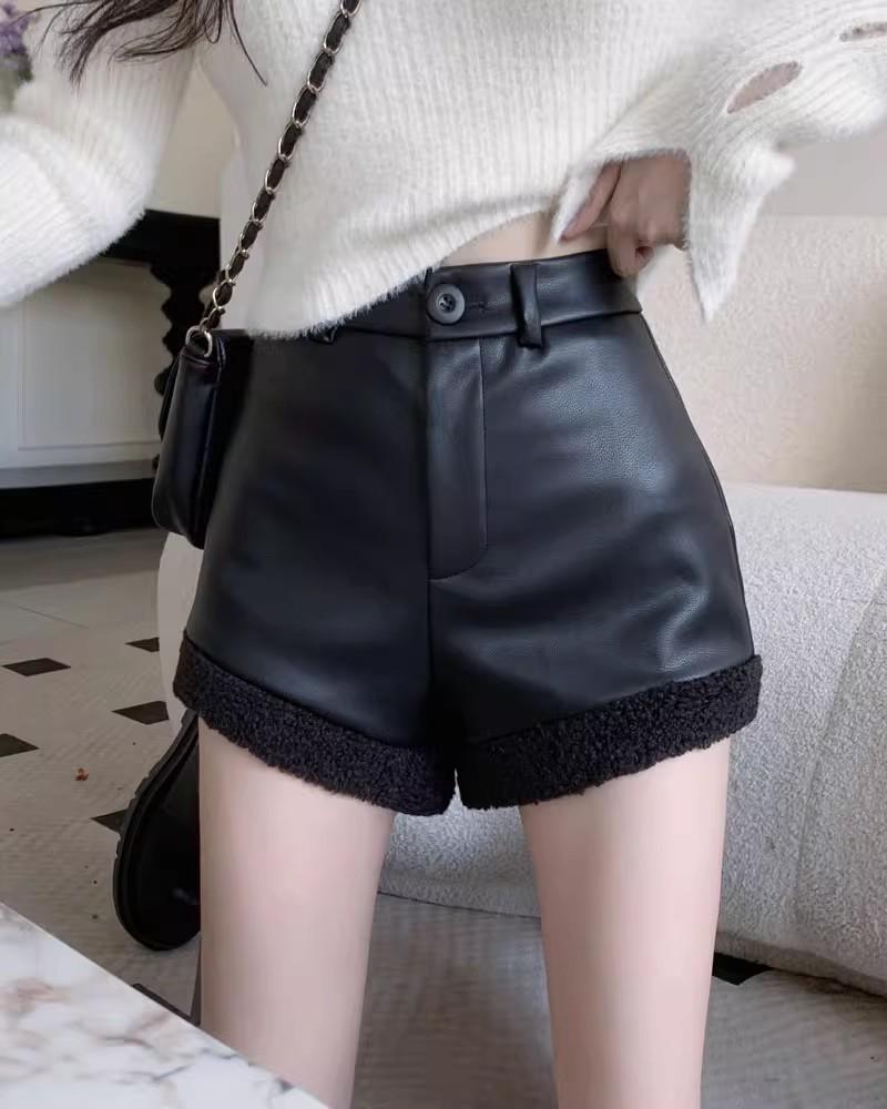 

Шикарные лоскутные шорты А-силуэта из искусственной овчины и ПУ кожи с широкими штанинами для женщин - Корейская зимняя коллекция 2024 4XL чёрный