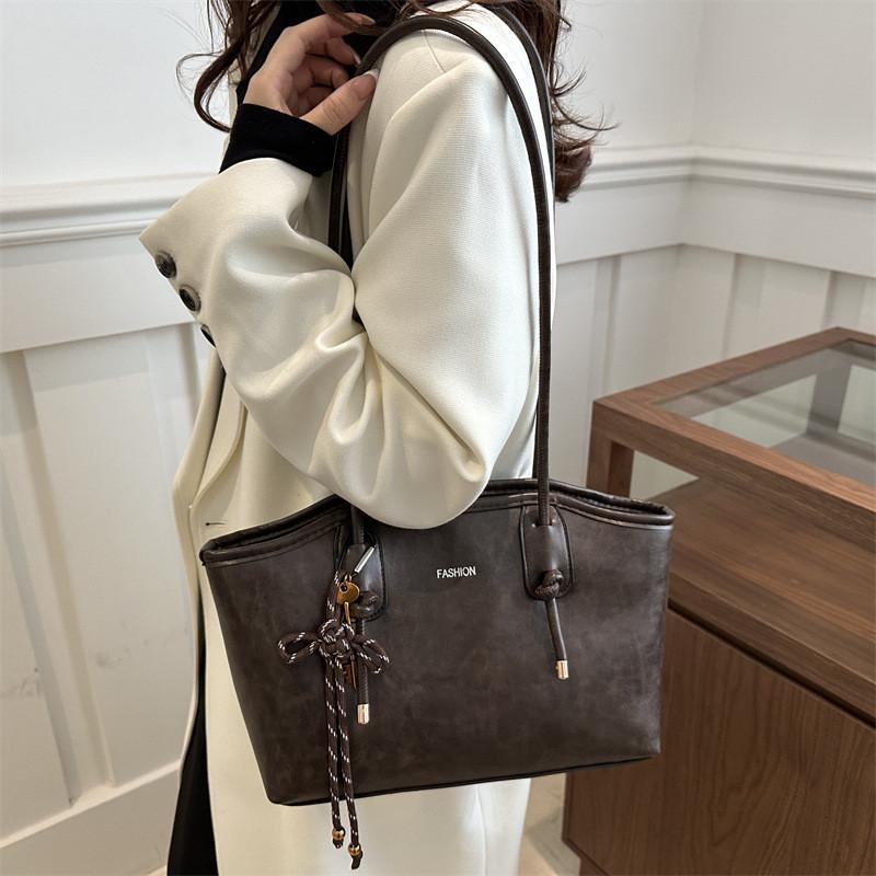 Luxurious Vintage Style Large Capacity Pu Tote Bag For Women Ideal For Commuting