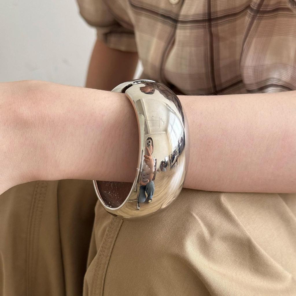 European-American Geometric Metallic Open Bangle: Simple, Versatile, Niche Design Bracelet