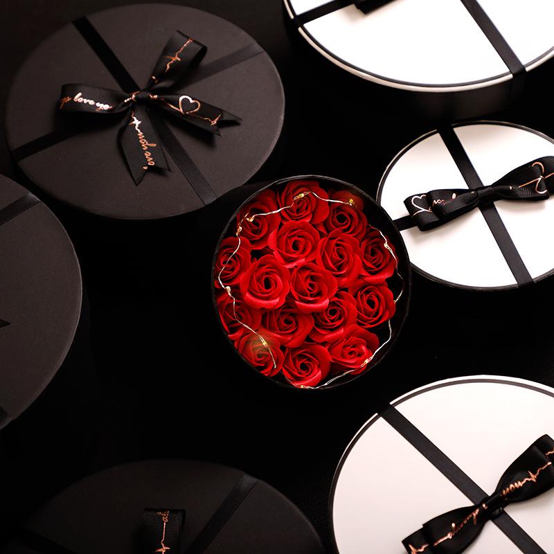 De Yuan Souvenir Frischblumen- & Lippenstift-Geschenkset in runder Box