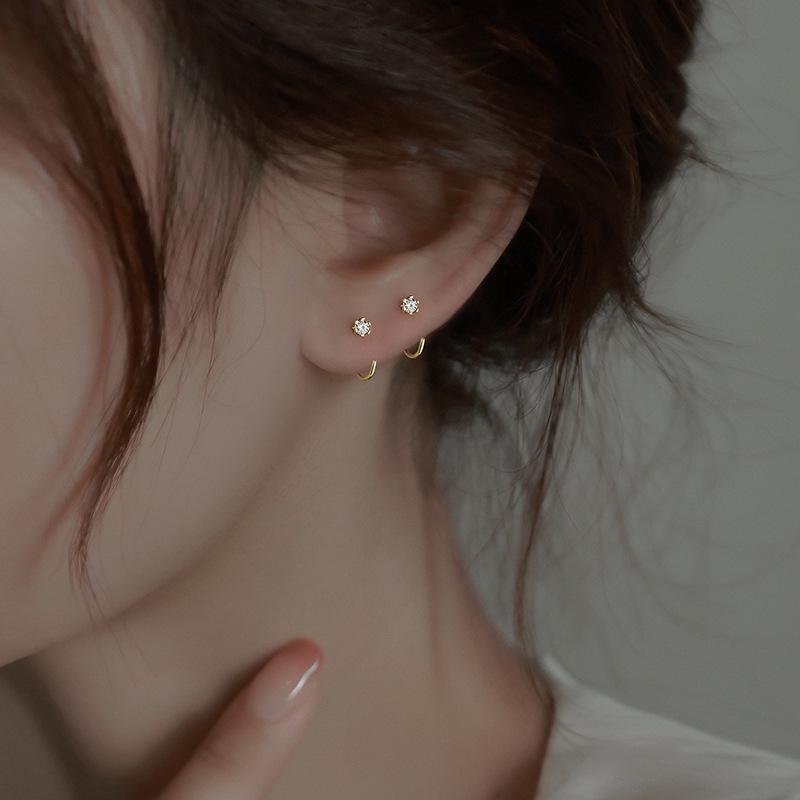 Everyday Ear Hooks: Sleek, Trendy, Nourishing Earrings for 2025