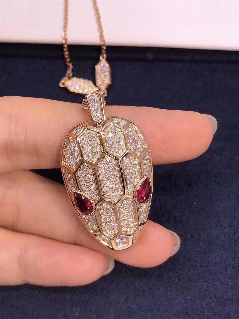 Ju Jingyi and Wu Lei Snake Head Necklace: Diamond-Studded, Gold-Plated V-Clavicle Chain, Exuding Light Luxury and Unique Style.