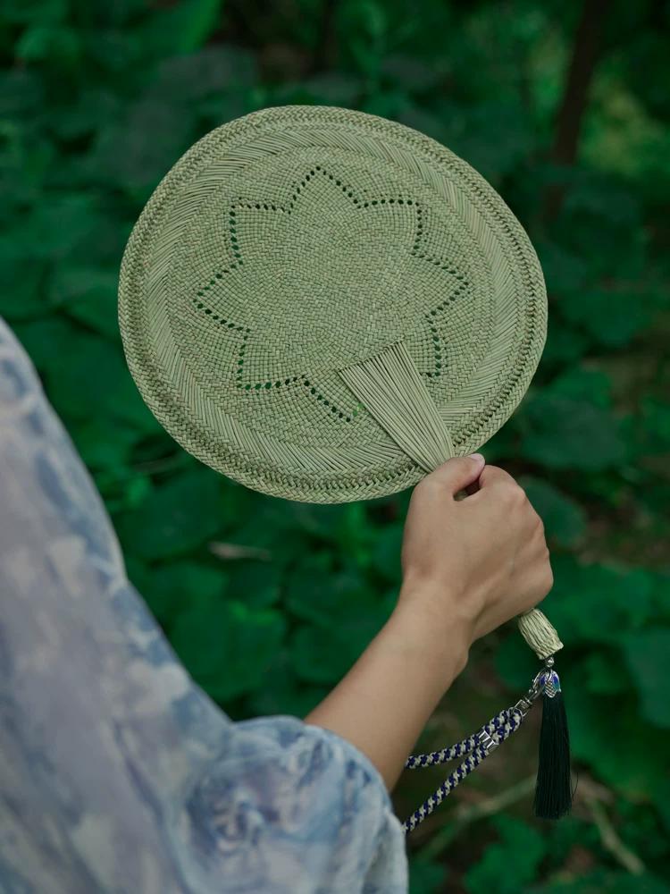 Six-Door Gate City-Style Hand-Woven Straw and Bamboo Fans, Handmade Old-Fashioned Mosquito-Repelling Traditional Round Fans with a National Style