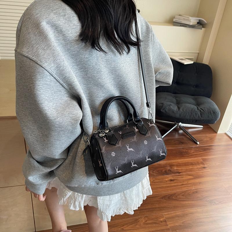 High-value Shoulder Pillow Bag, New Versatile Texture Bag, Women's Large-capacity Commuter Messenger Bag