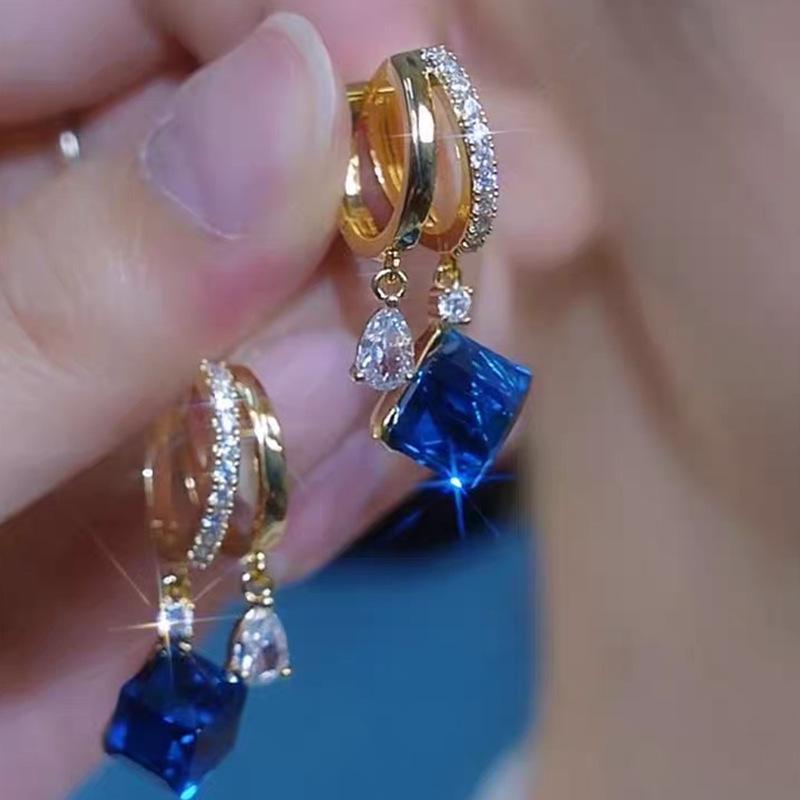 

Серьги с корейскими геометрическими кристаллами и бриллиантами: Элегантный, роскошный и изысканный