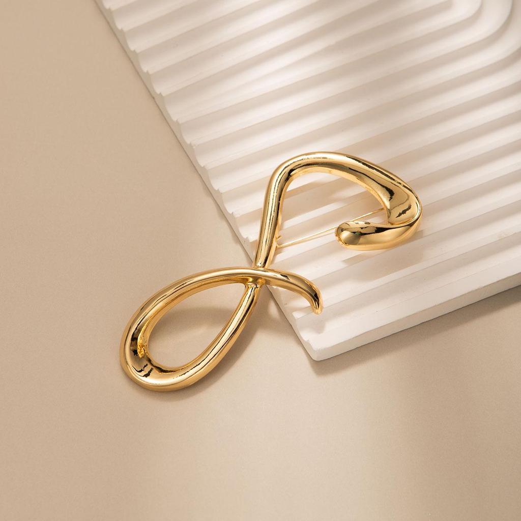 Trendige europäische & amerikanische geometrische Metallbrosche mit unregelmäßigem Achter-Design