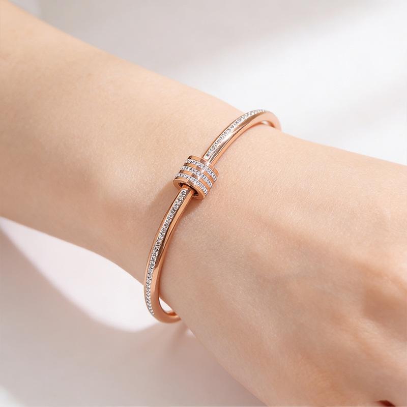Neues vielseitiges und modisches schmales Taille drehbare Öffnung leichter Luxusstil High-End-Armband
