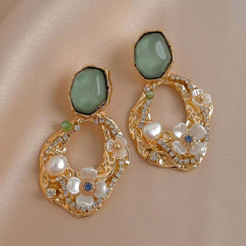 Boucles d'oreilles fleuries tendance avec boucles d'oreilles vintage inspirées de perles, style léger de luxe et polyvalent