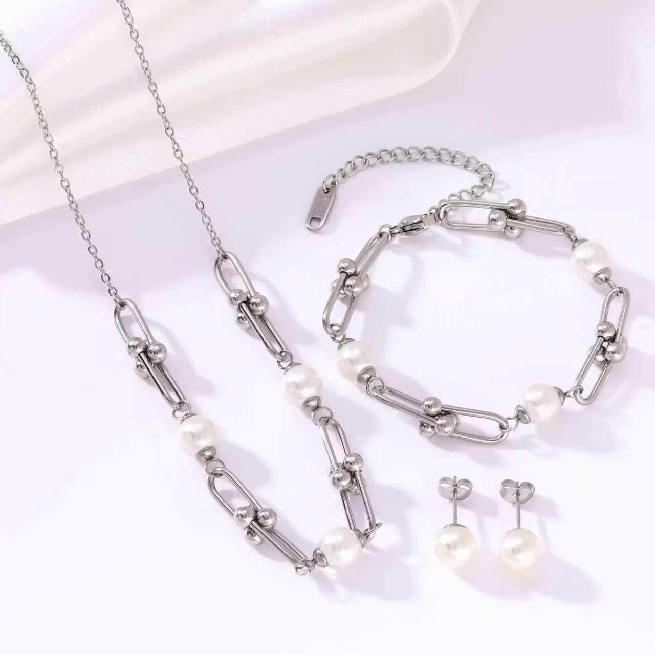 European & American Retro Horseshoe Jewelry Set: Necklace, Bracelet & Stud Earrings for Women