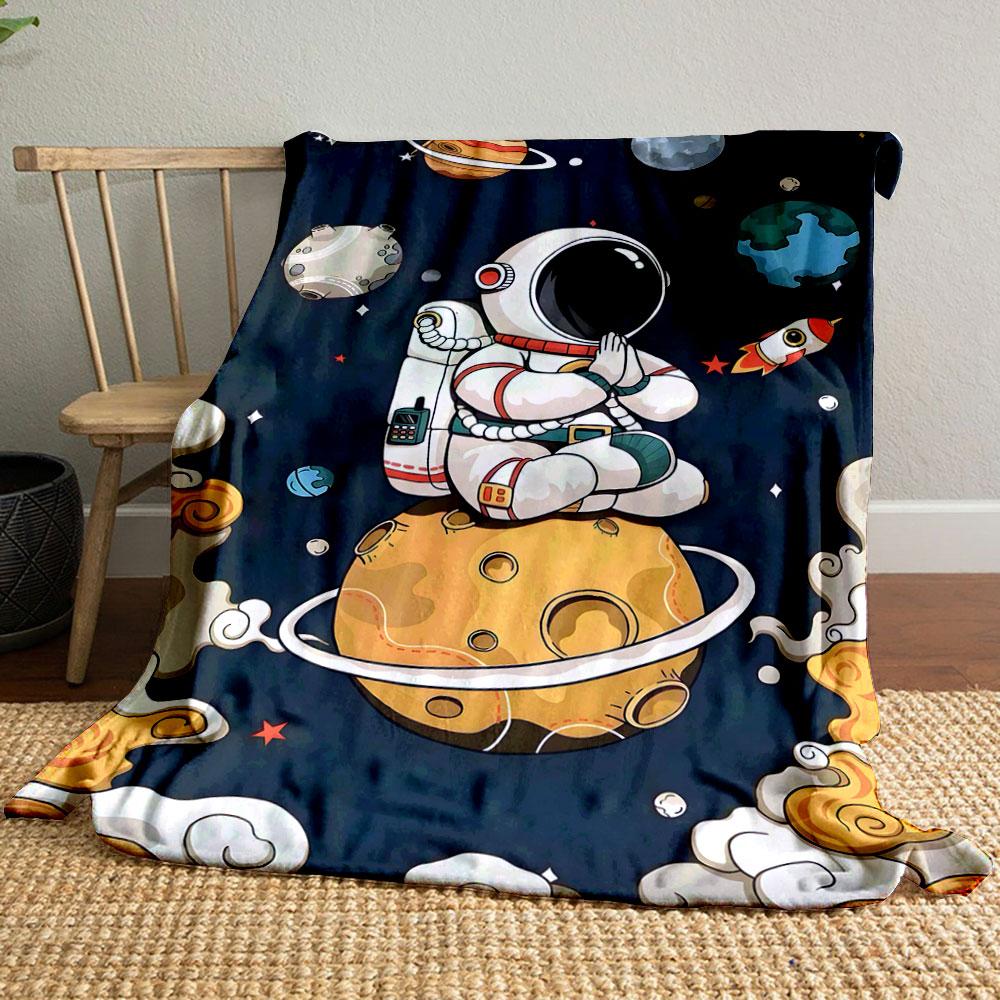 Ein meditierender Astronaut sitzt auf einem Planeten mit Ringen inmitten skurriler Weltraumobjekte.. Decke für alle Jahreszeiten Mittagspause Überwurf Geschenk