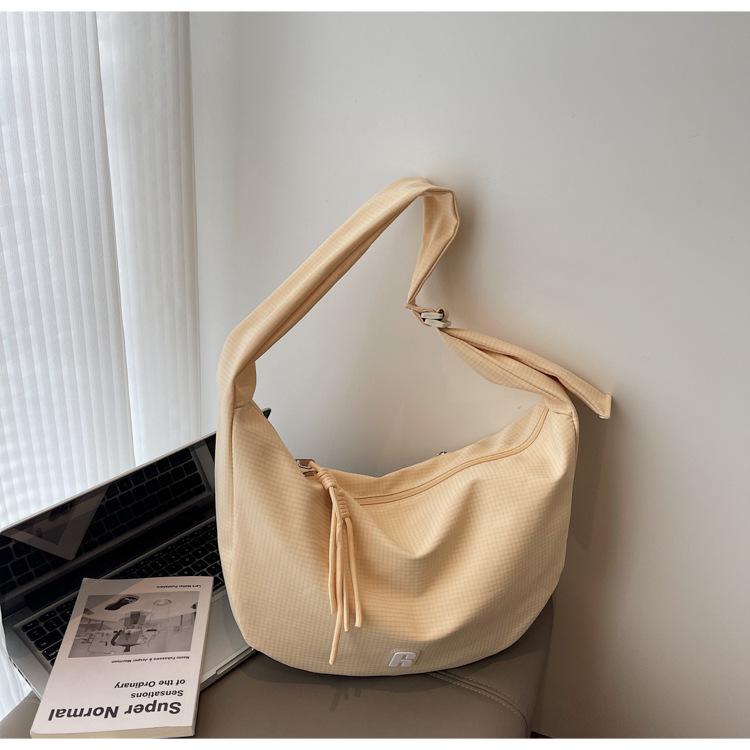 

Casual, lightweight and large-capacity dumpling bag women s bag 2025 new Korean version ins messenger bag fashionable and simple canvas bag хаки