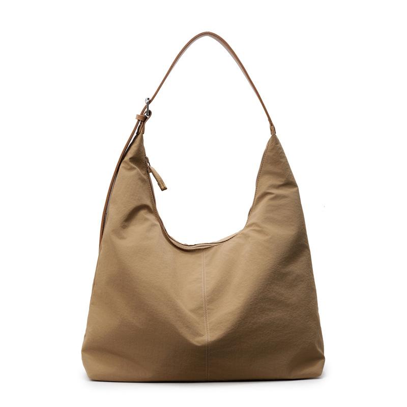A Laid-back Large-capacity Casual and Fashionable Commuting Tote Bag with Shoulder Slant