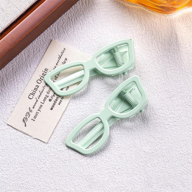 

2pcs Sunglasses-shaped bangs clip; sweet and cool girl style hair clip; fun hair clip for students; cute hairpin duck mouth