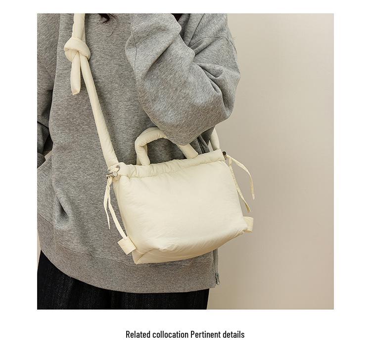 Geantă Crossbody Trendy de Nișă din Puf - Ușoară, Versatilă, Geantă de Mână de Umăr Monocromă pentru Ținută Casual
